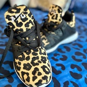 APL WOMENS ASCEND CALFSKIN RARE LEOPARD PRINT SIZE 7